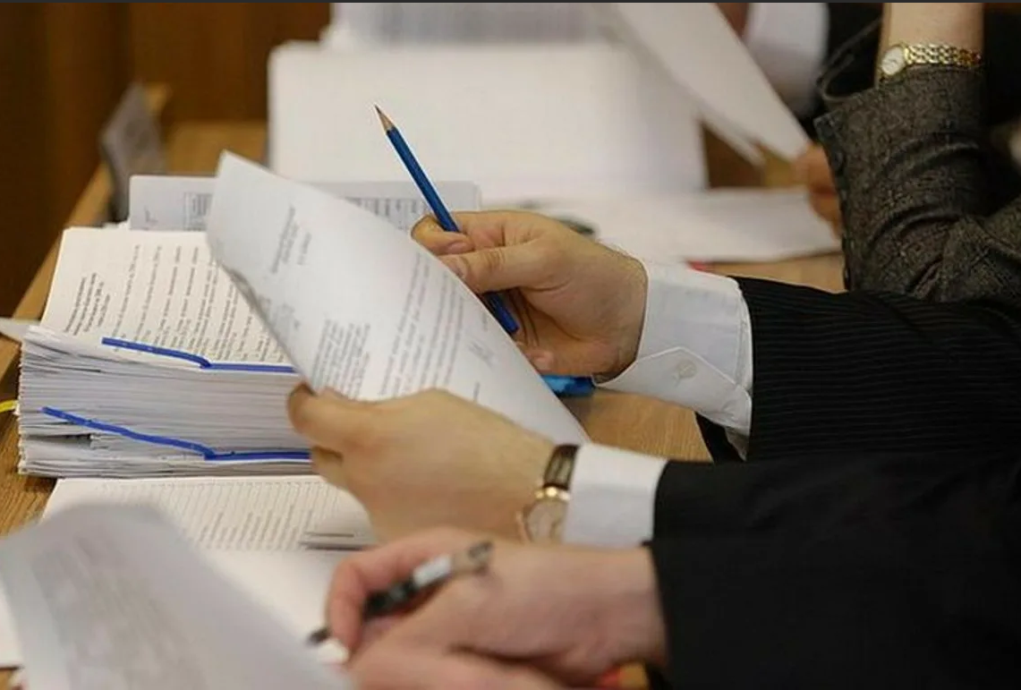 ەرالى توعجانوۆ اشارشىلىق قۇرباندارىنىڭ تٸزٸمٸن جاساۋ جۇمىستارىنا قاتىستى تٷسٸنٸك بەردٸ