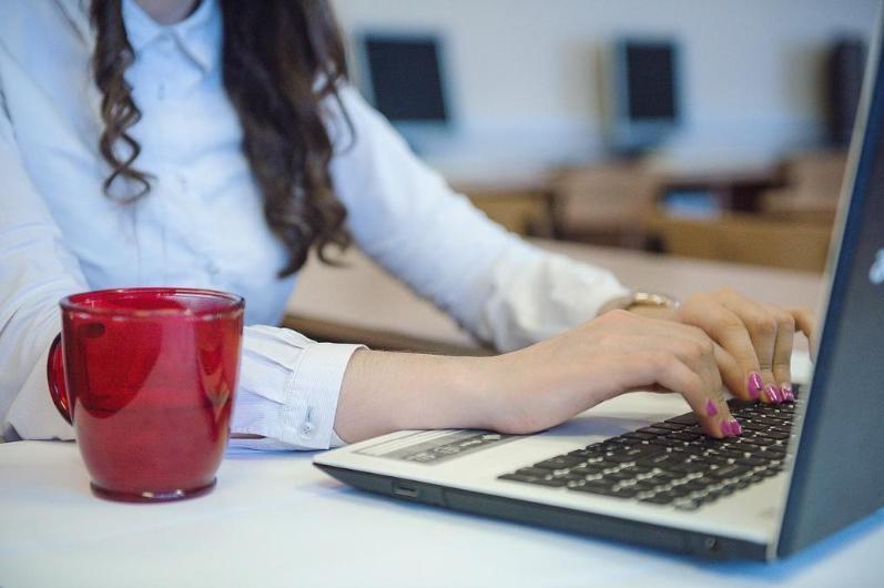 Onlain oqytýdy paidalanyp aýyl jastarynyń bilim sapasyn kóterýge bolady – volonter