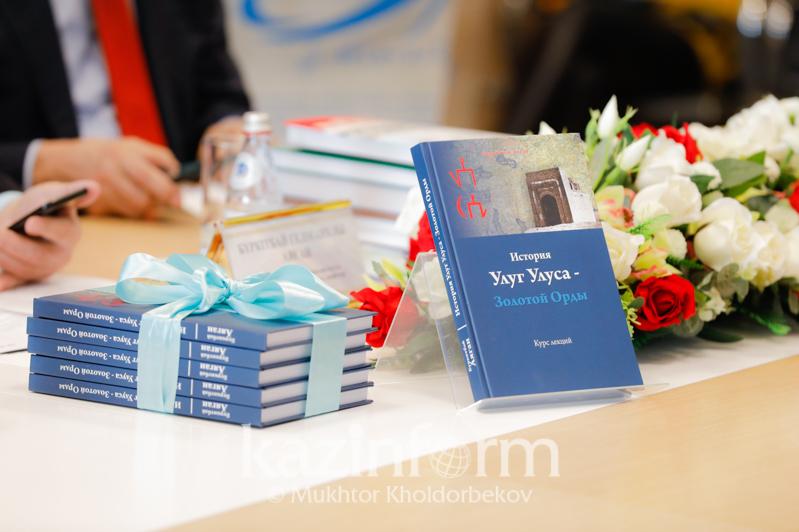 ەلوردادا قازاق مەملەكەتٸنٸڭ تاريحى تۋرالى كٸتاپتاردىڭ تۇساۋى كەسٸلدٸ