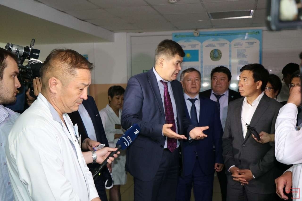 Birtanov túnde Almatydaǵy juqpaly aýrýlar aýrýhanasyna bardy (Video)