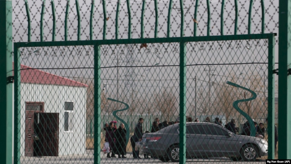 Қытай Шыңжаң саясатын сынаған батыс компанияларына шүйліге бастады