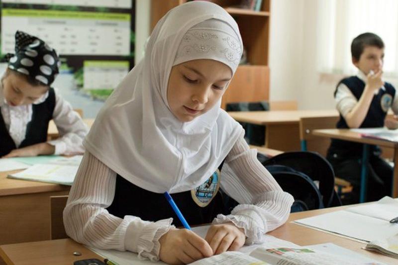 ساعاديەۆ حيدجاب كيەتٸن وقۋشىلارعا قاتىستى مەسەلەگە نٷكتە قويدى