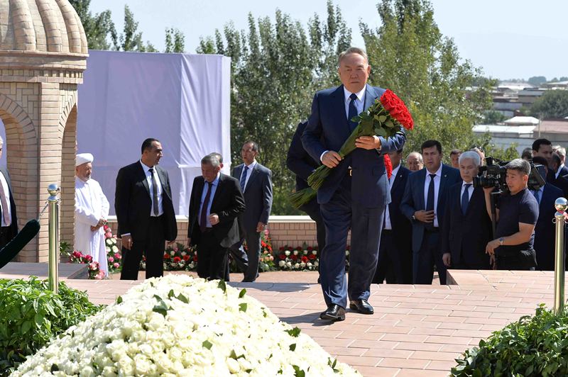 Назарбаев Ислам Каримовтың зиратына гүл шоғын қойды