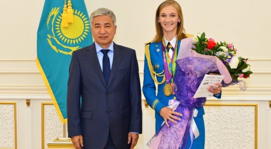 Tasmaǵambetov Rio Olimpiadasynyń qola júldegeri Olga Rypakovaǵa qurmet kórsetti