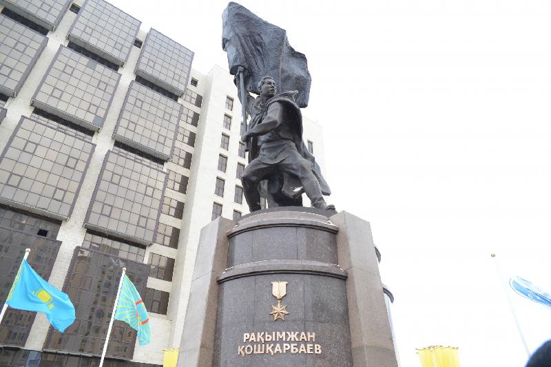 Астанада Рақымжан Қошқарбаевқа ескерткіш орнатылды