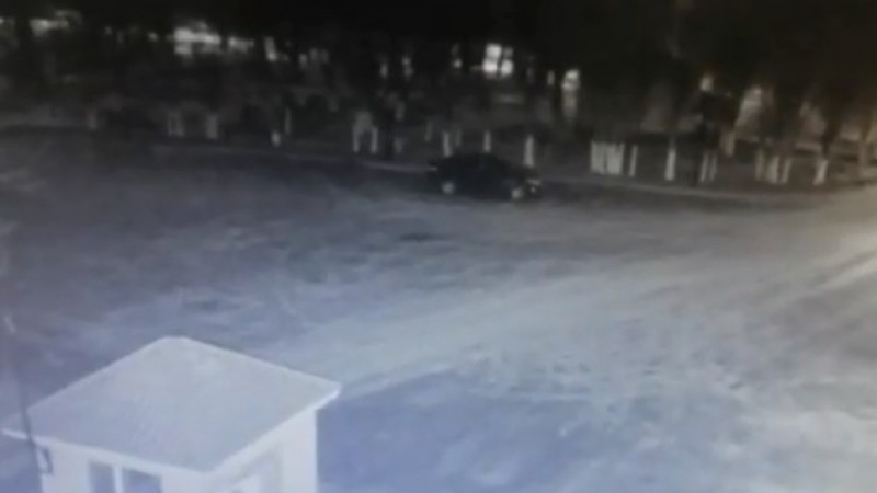 Атырау тұрғыны көлікке шананы байлап, қызын сүйреген