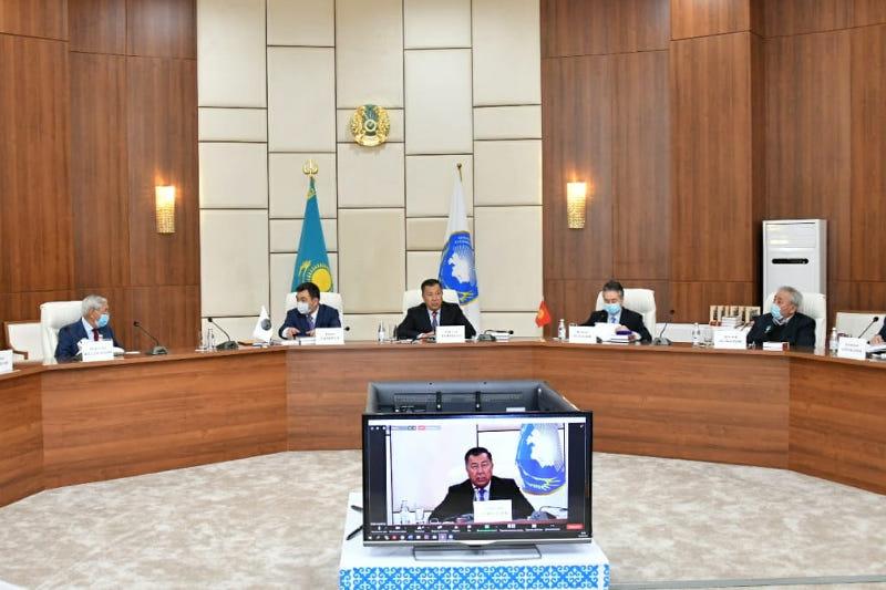 «Manas» dastany 60 jyldan keiin qazaq oqyrmandarynyń qolyna qaita jetti