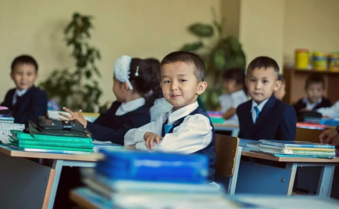 Ekinshi toqsanda oqýshy sany 300-den aspaityn mektepter dástúrli oqytý formatyna kóshedi