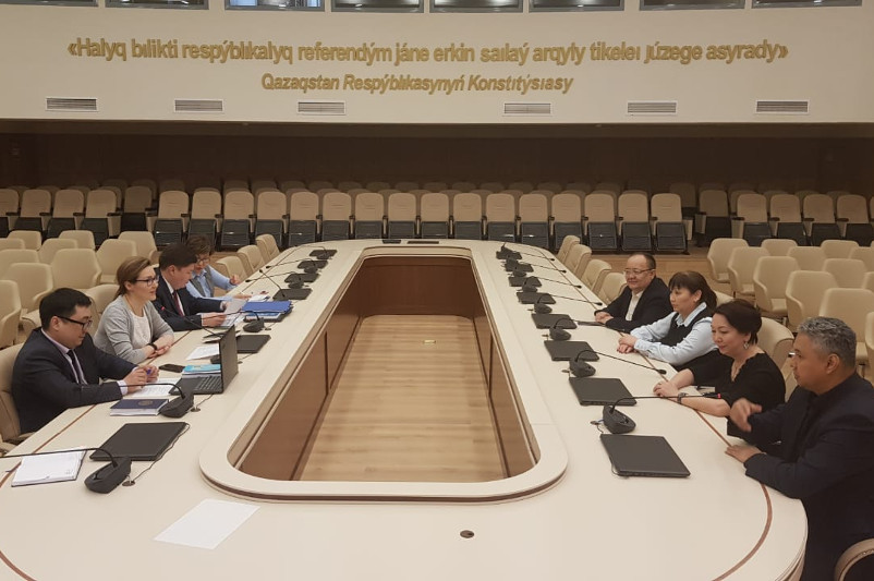 Дания Еспаева Орталық сайлау комиссиясына құжатын тапсырды
