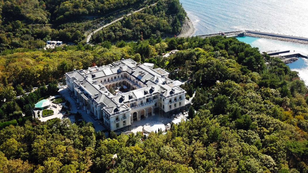 "Лохотрон" - Песков Навальный түсірген "Путиннің сарайы" фильмі туралы