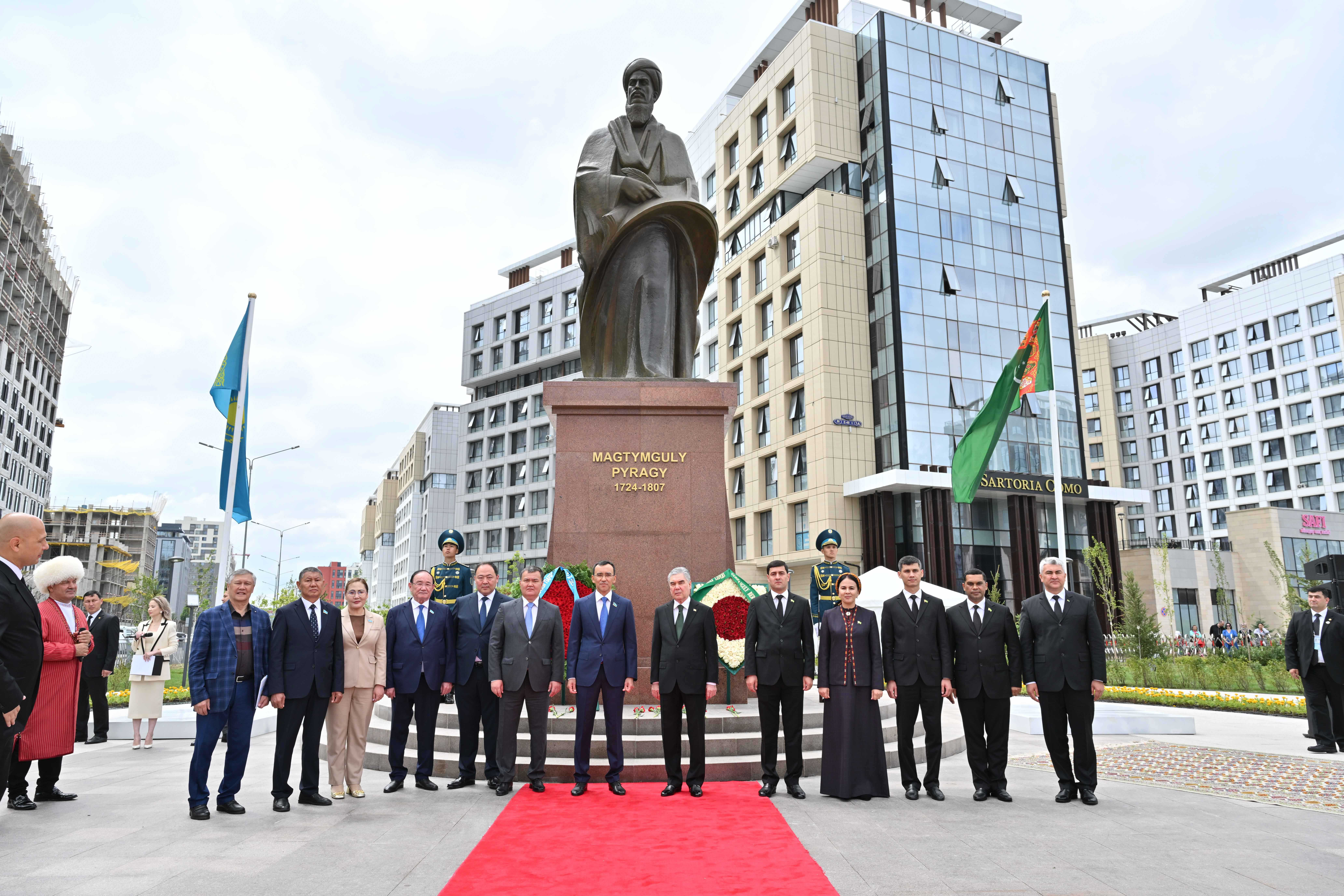 Астанада Түрікмен президентінің қатысуымен Мақтымқұлы Пырағының ескерткіші ашылды