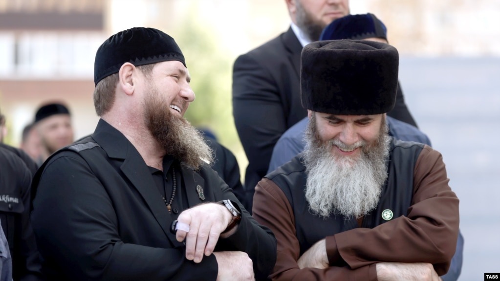 Рамзан Қадыров Шешенстанның 309 имамына көлік пен ақша сыйлады