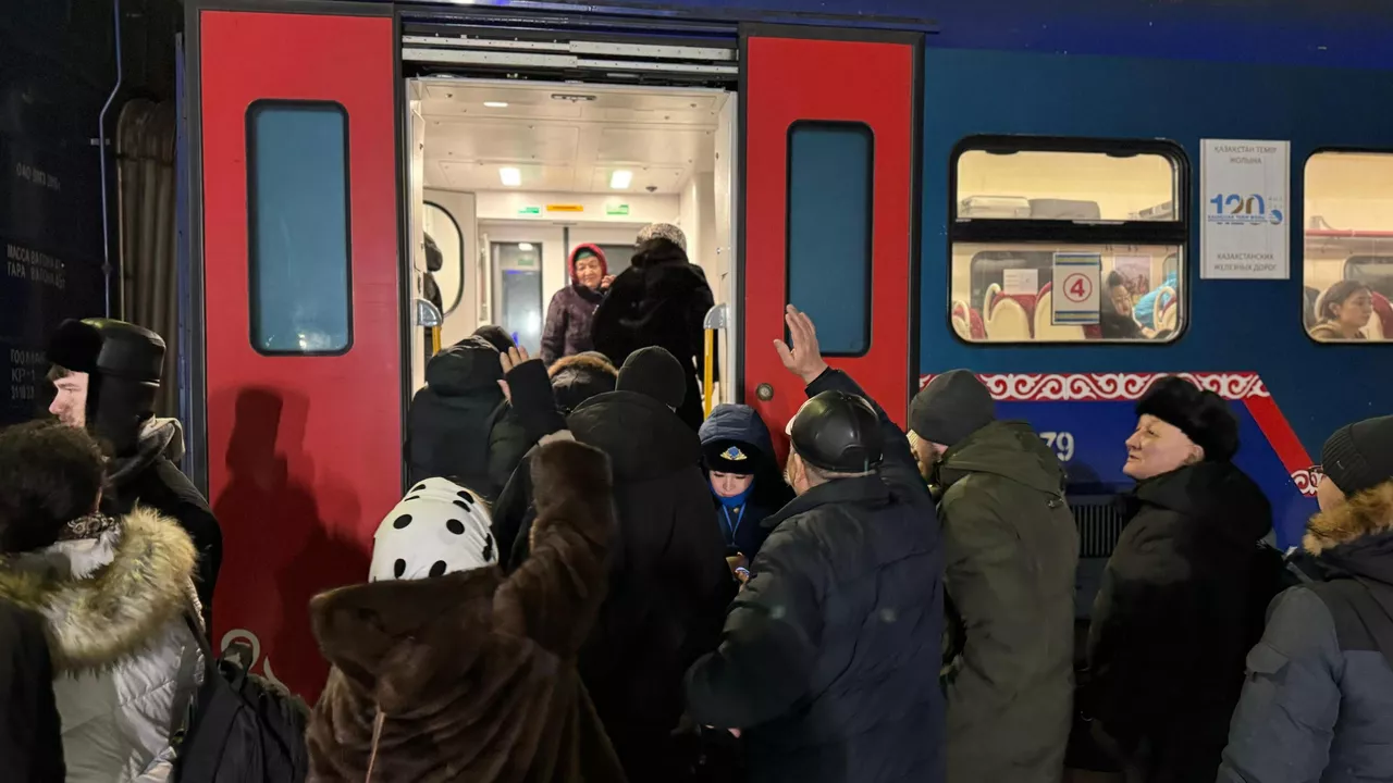 Төрт өңірде жолдардың жабылуына байланысты 400-ге жуық адам пойызбен тасымалданды