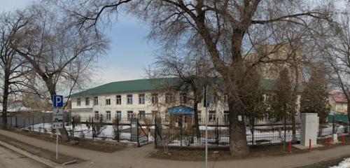 "Спорт залда ұйықтап, оқу сыныбында тамақ ішуге мәжбүр": Әсет Бейсеуов пен Асқар Тоқпанов оқыған мектептер мүшкіл күйде