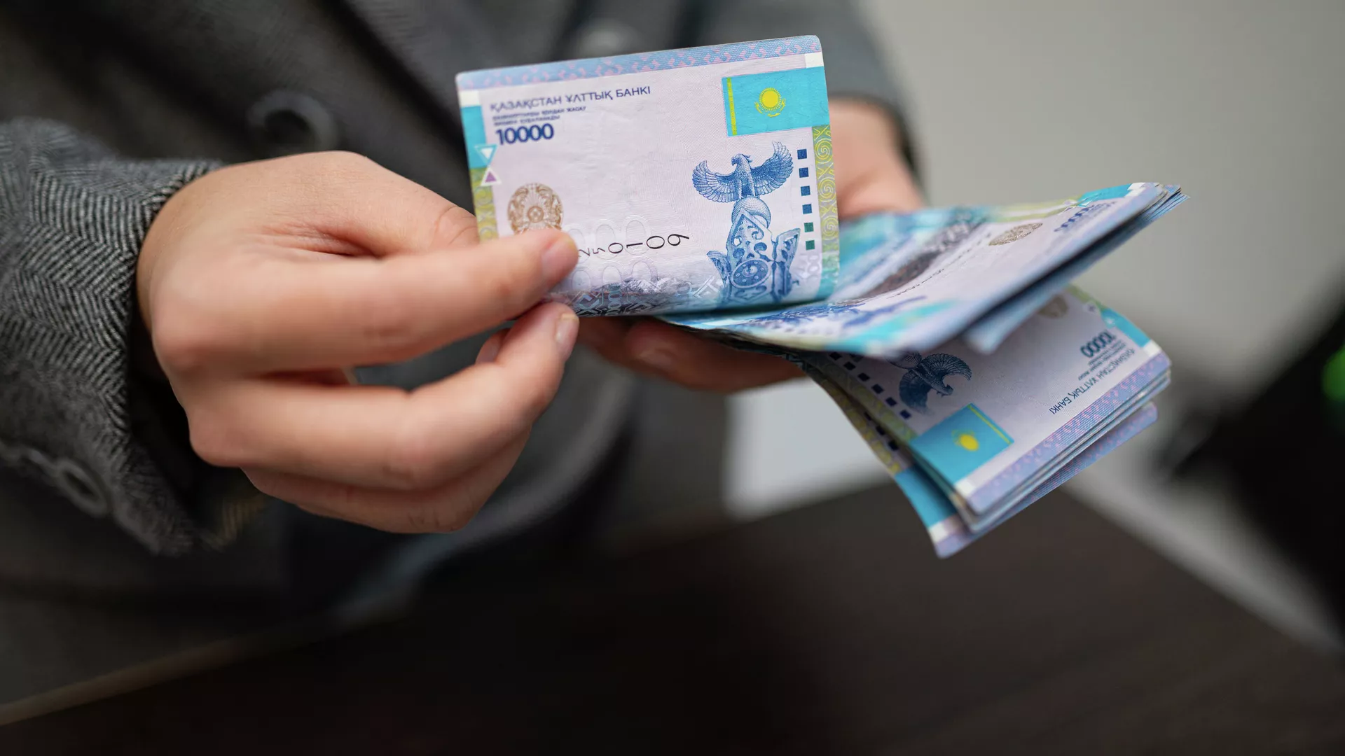 Қостанайда мұғалім әріптестерінің атына 3,6 млн теңгеден астам несие рәсімдеген