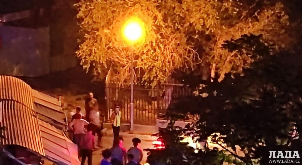 Aqtaýda jaryq shamynyń baǵanynan toq soǵyp, 8 jasar bala kóz jumdy (Video)