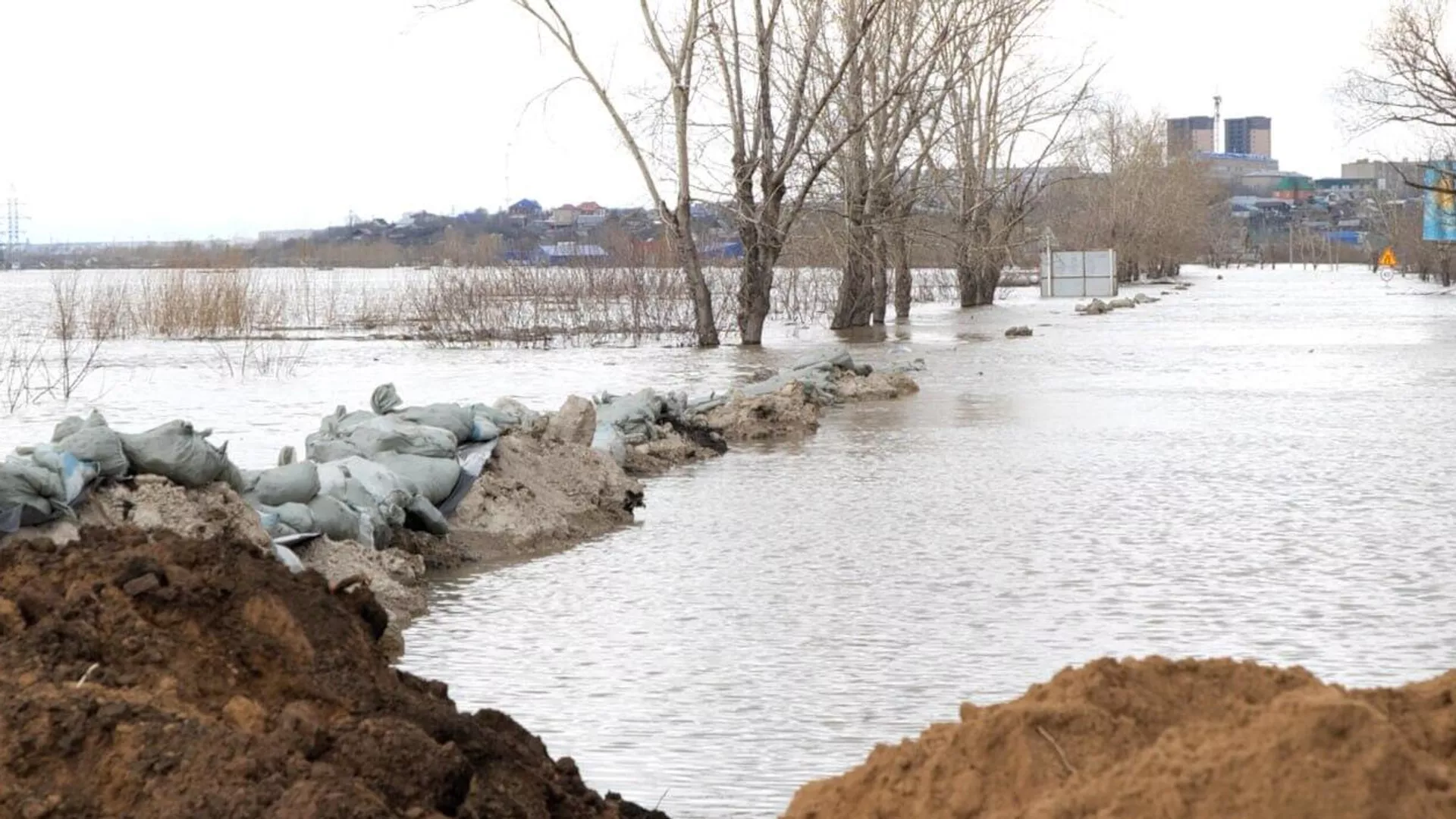 Тасқын су кеуіп қалған көлдерге жіберіліп жатыр