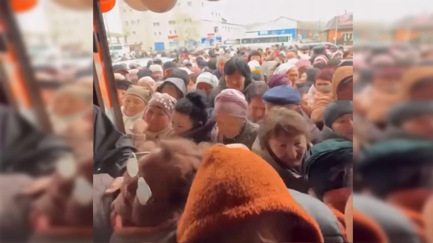 Өскеменде дүкеннің ашылуында тегін тамақ пен аяқкиім таратқан кәсіпкер жауапкершілікке тартылды