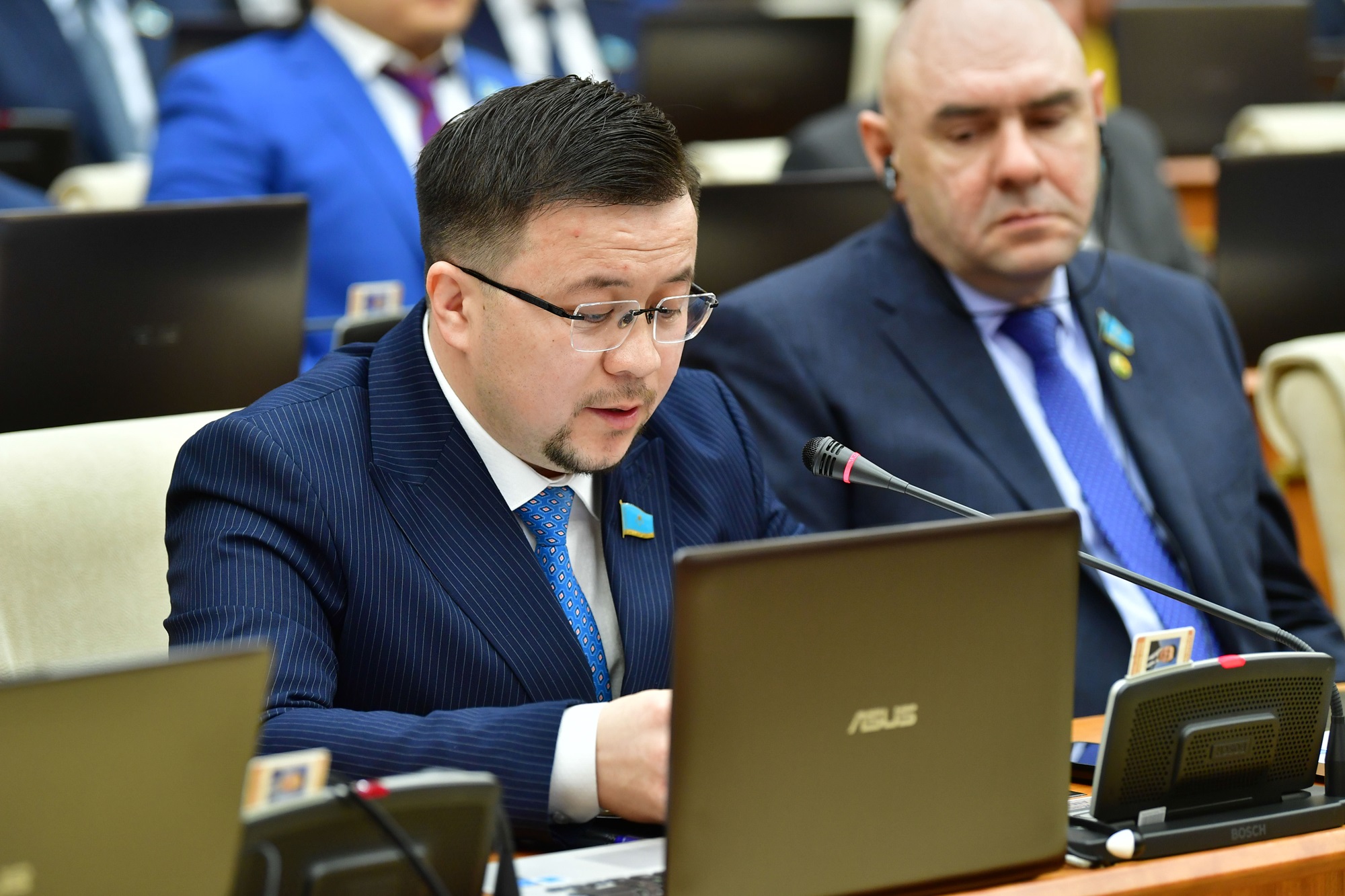 «Олардың арасында елге танымал шоу-бизнес өкілдері, айтыскерлер де бар»: Депутат инфосығандар туралы мәселе көтерді