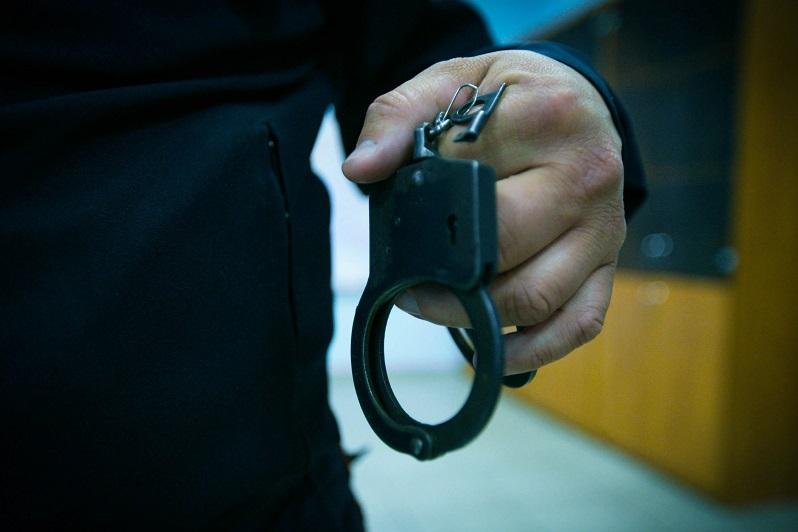 Полицейге шабуыл: Өскеменде қару тартып алып, оқ атқандар ұсталды