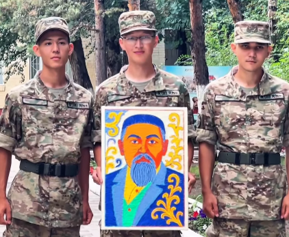 Ұлттық ұлан сарбазы жіп пен шегенің көмегімен ұлы ақын Абайдың портретін жасады