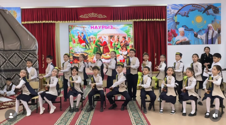 Қасықтармен әнді сүйемелдеген балалар желіде көпшілікті сүйсінтті