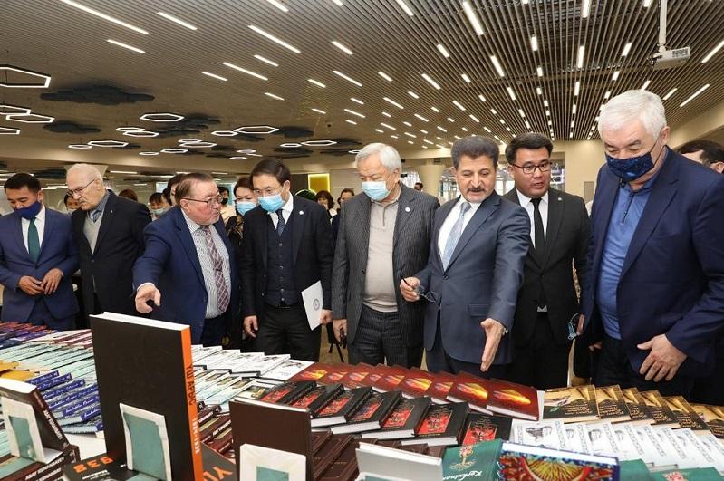 Túrkiiada basylǵan 2 myń kitap almatylyq oqyrmandarǵa tartý etildi
