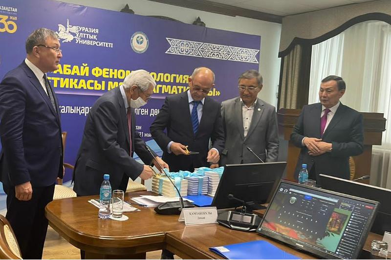 Abai fenomenine qatysty eki zertteý kitap jaryq kórdi