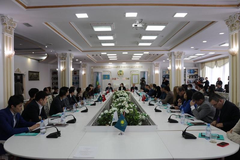 Жас ақындар Жүніс Емренің таңдамалы өлеңдерін қазақ тіліне аударды
