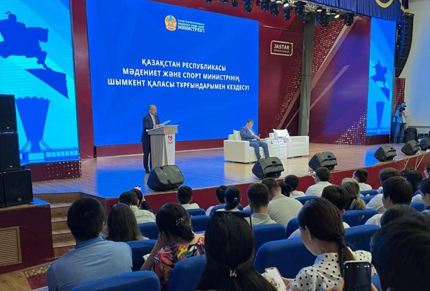 Абаев фильмдер дубляжы және қызметкерлер еңбекақысы туралы айтты