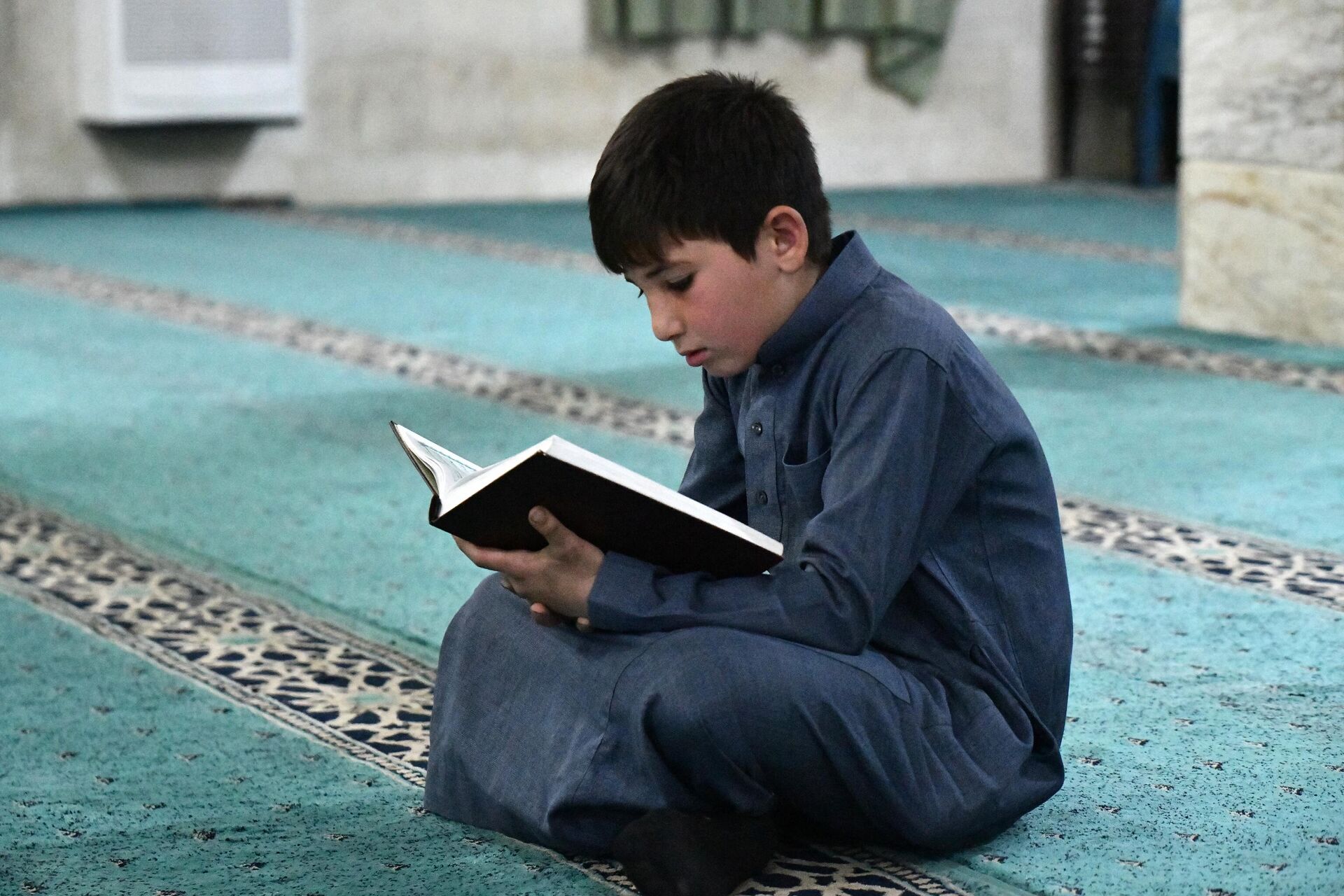 Умершие в рамадан мусульмане. Мальчик читает Коран. Рамадан фото. Священный Рамадан. Юноши Рамадан.