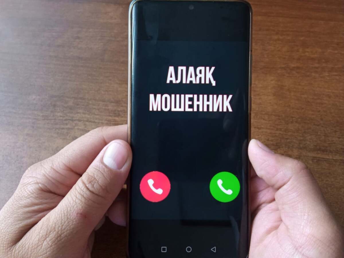 Pavlodarda zeinetker politsiianyń kómegimen alaiaqtarǵa aýdarǵan aqshasyn qaitaryp aldy