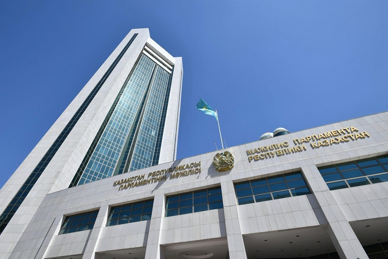 Құрылтай және депутат мәртебесі: жаңа заң жобасы Мәжілісте қолдау тапты