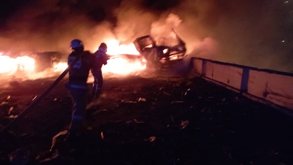 Қырғызстанда отшашу тиелген жүк көлігі жол апатына ұшырады