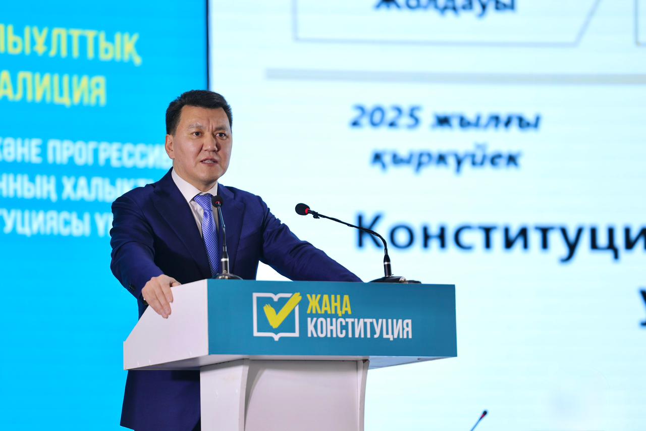 Uly Abai ólkesindegi ashyq áńgime: Erlan Qarin Memleket basshysy nege Táýelsizdik pen Egemendik sózderin bas árippen jazatynyn túsindirdi