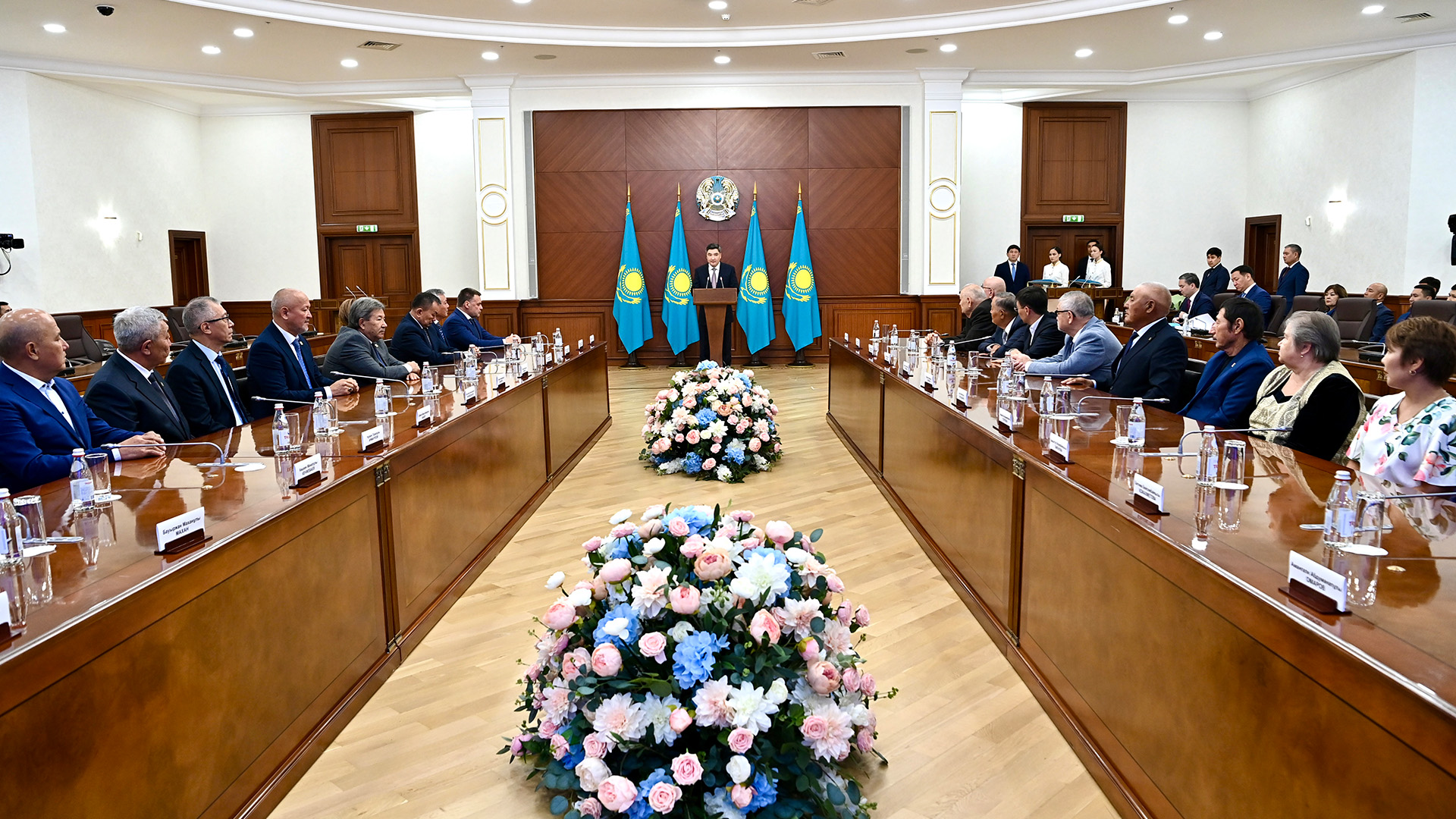 Олжас Бектенов құрылыс саласының қызметкерлеріне Мемлекет басшысының атынан марапаттар табыс етті