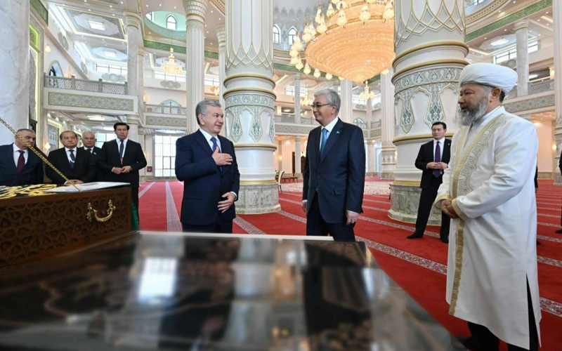 Қасым-Жомарт Тоқаев пен Шавкат Мирзиёев Түркістандағы жаңа мешітке барды