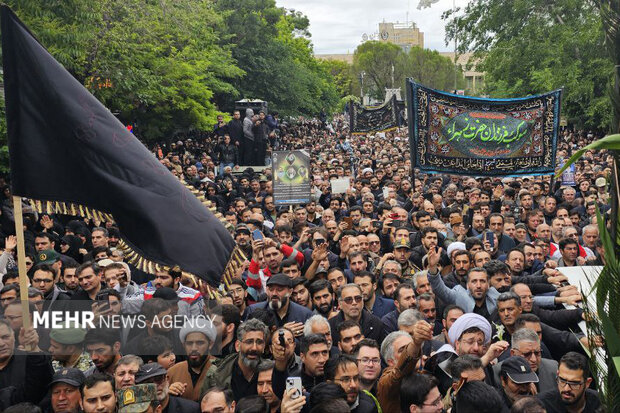 يراندا پرەزيدەنتتٸ جەرلەۋ جەنە ەسكە الۋ رەسٸمٸنە جٷز مىڭداعان حالىق جينالعان