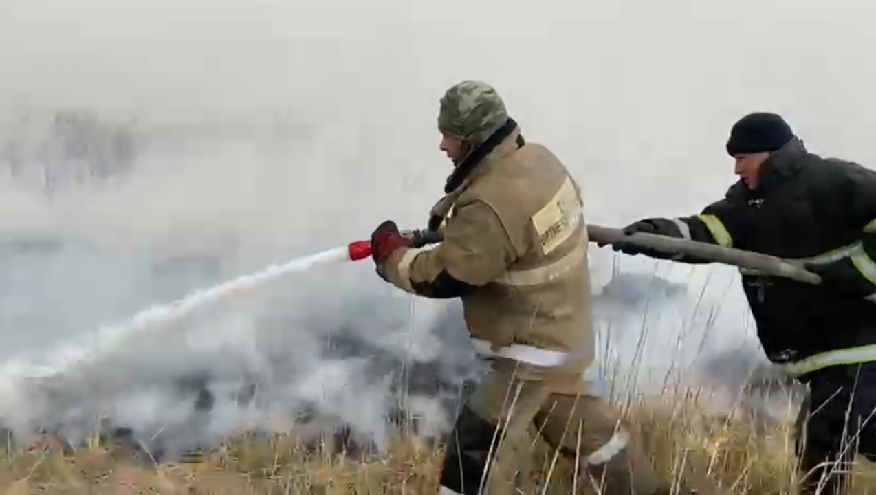 ШҚО Зайсан ауданында ТЖМ өрт сөндірушілері қамыс пен құрғақ шөптің жануымен күресуде