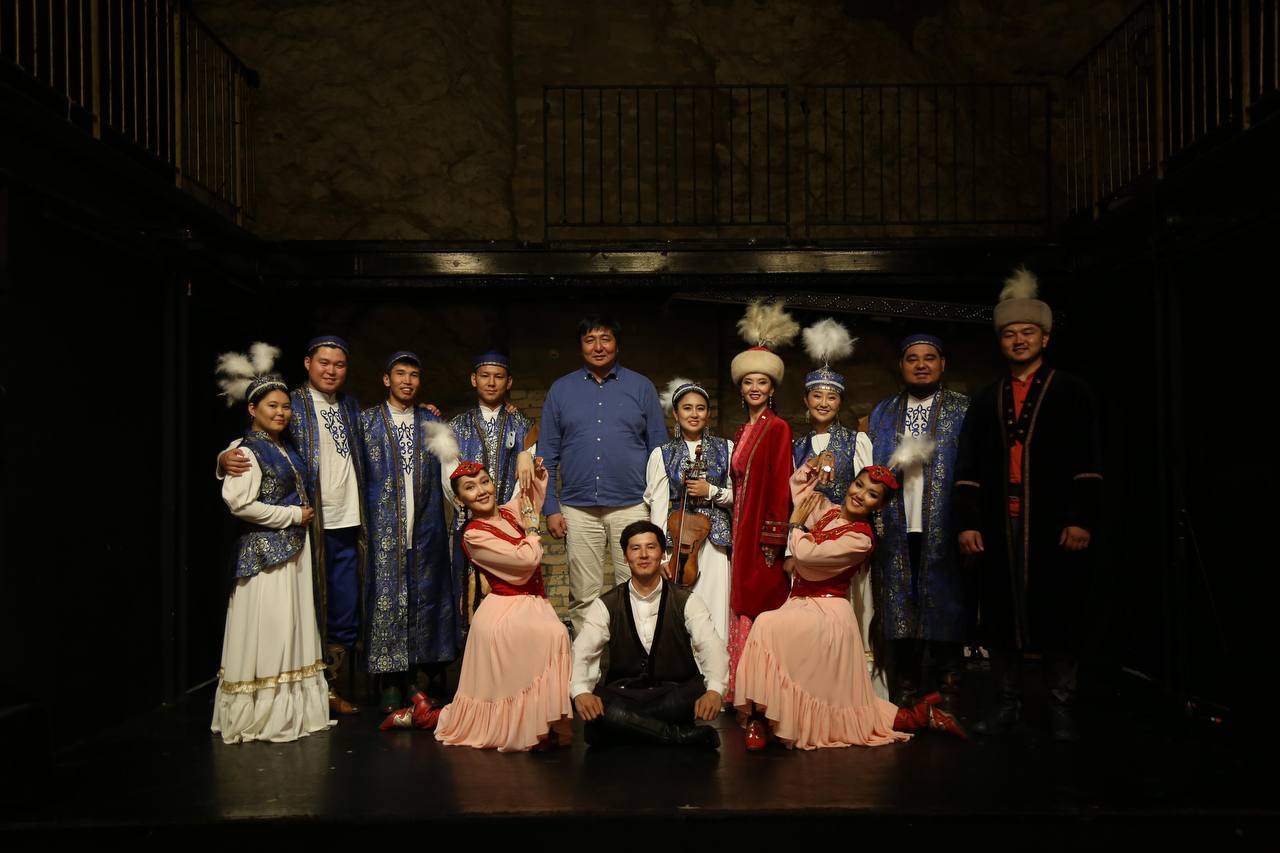 «Алатау» дәстүрлі өнер театрының Steppes Rhapsody спектаклі Франциядағы Avignon OFF фестивалінде  аншлагпен өтуде