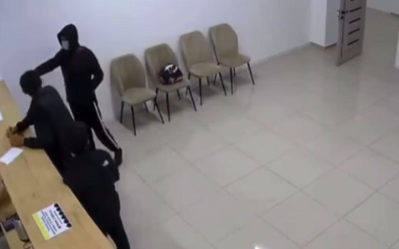 شىمكەنتتە لومباردقا كەلگەن جٸگٸت قارۋلى قاراقشىنى ۇستادى