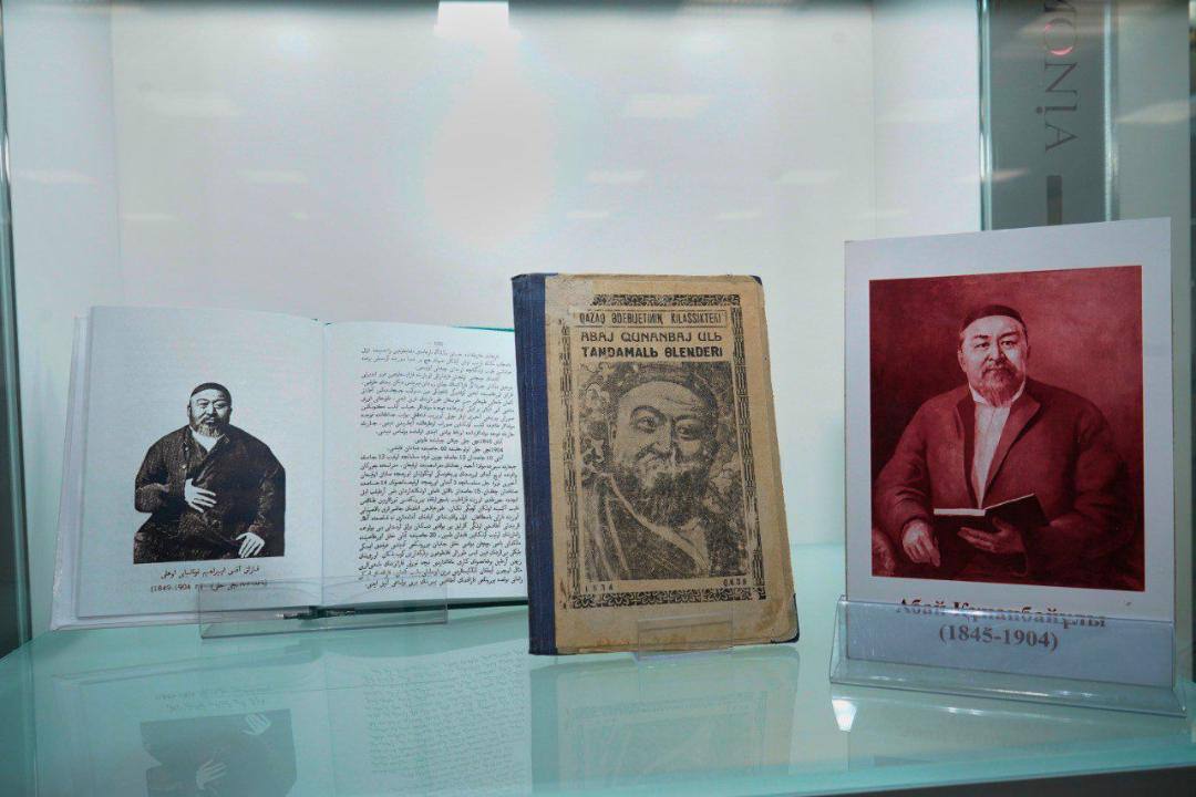 Ұлттық кітапханада Абайдың сирек қолжазбалары мен кітаптары көпшілікке ұсынылды