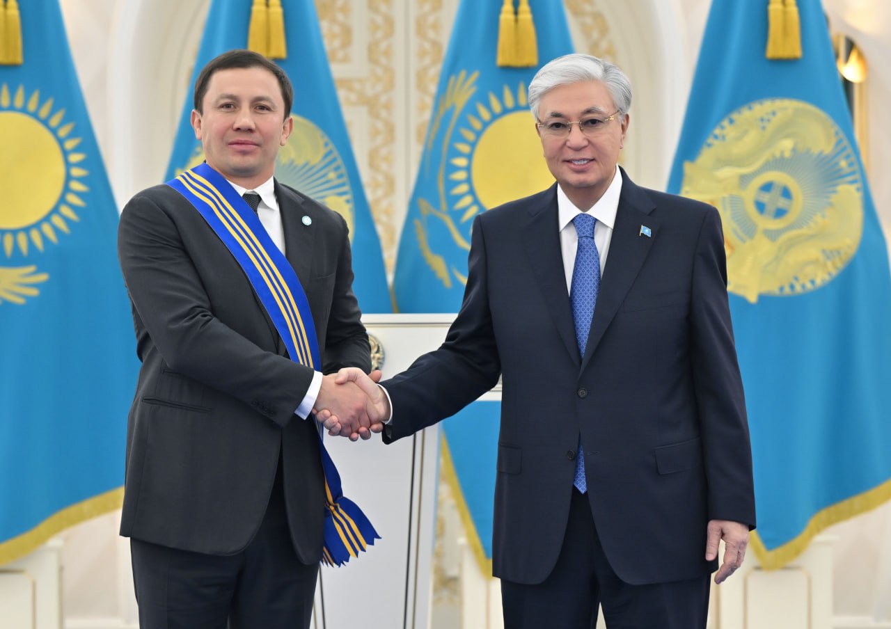 Қасым-Жомарт Тоқаев Геннадий Головкинді І дәрежелі «Барыс» орденімен марапаттады