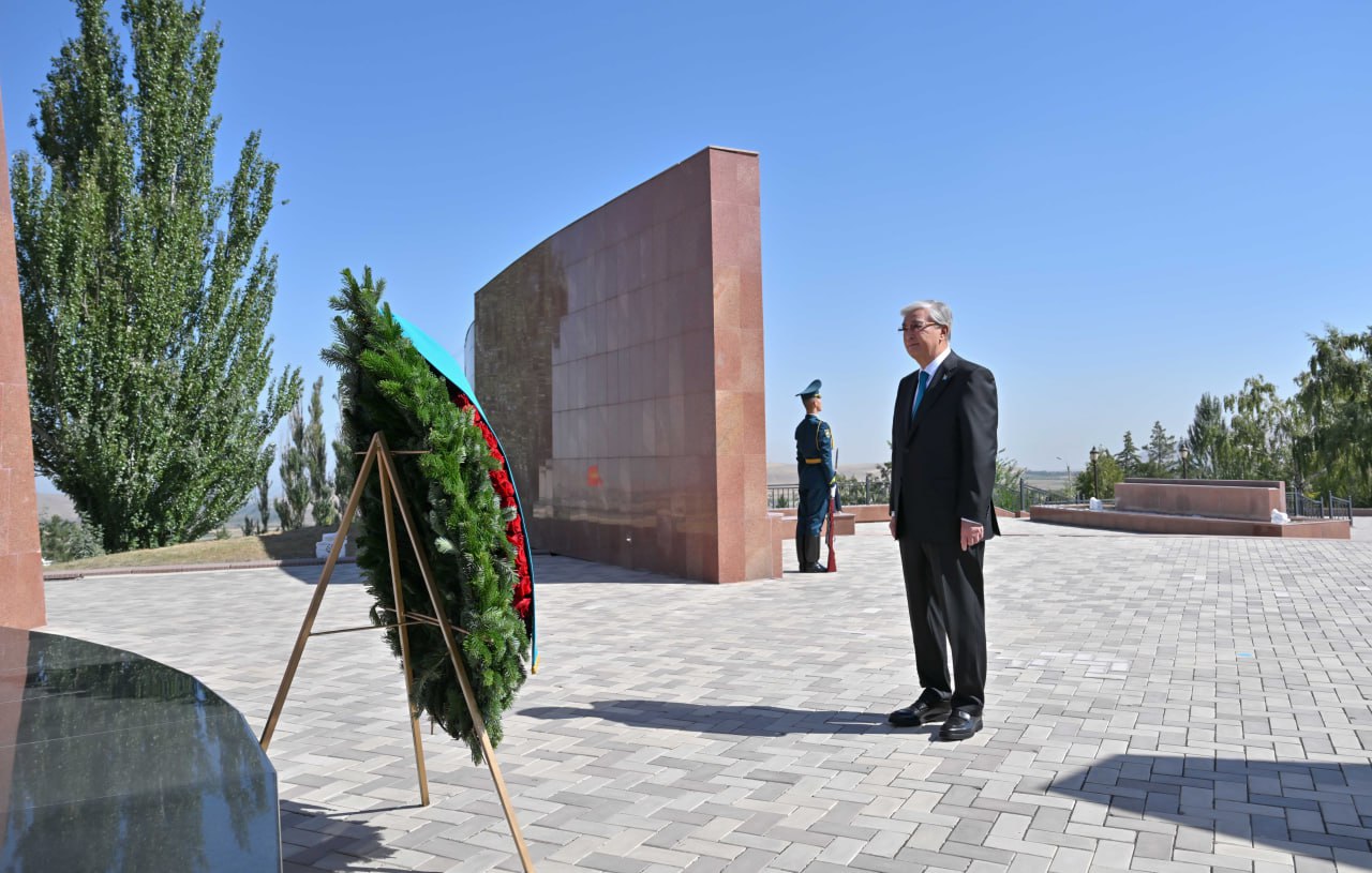 Президент Қырғыз Республикасындағы «Ата бейіт» кешеніне зиярат етті