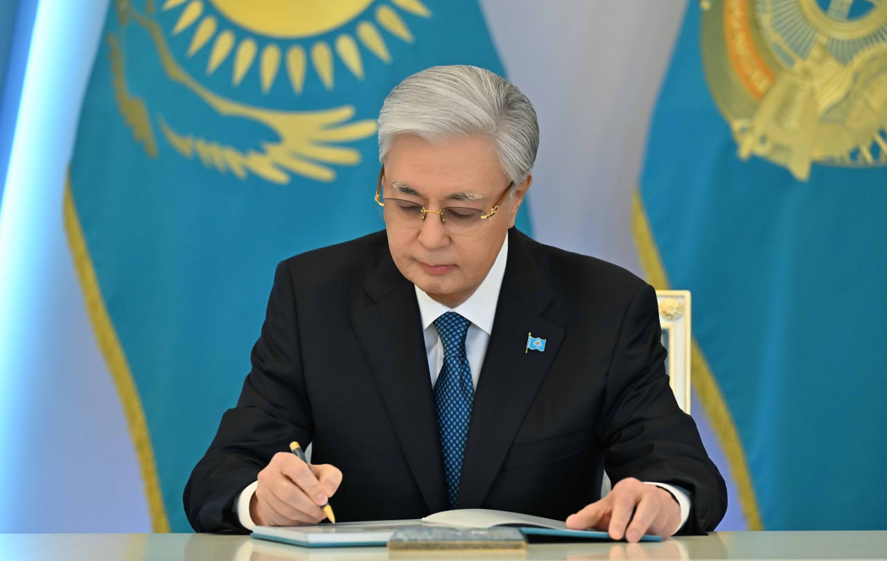 Президент орта білім беру жүйесіне жасанды интеллектіні ендіру жөніндегі  Жарлыққа қол қойды