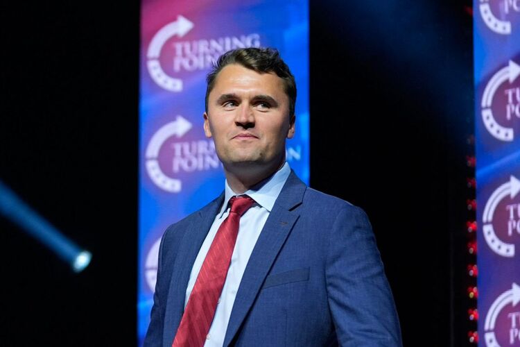 АҚШ-та Трамптың жақтаушысы Чарли Кирк мінберде сөз сөйлеп тұрған сәтінде атып өлтірілді