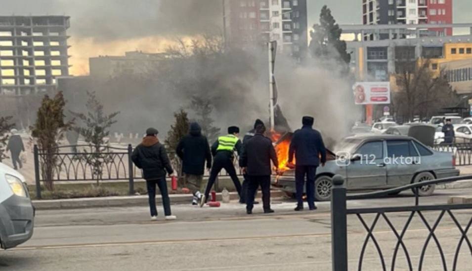 Ақтауда полицейлер көліктен шыққан өртті сөндіріп, тұрғынды құтқарып қалды