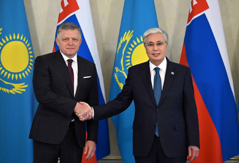 Memleket basshysy Qasym-Jomart Toqaev Slovakiia Premer-ministri Robert Fitsomen kelissóz júrgizdi