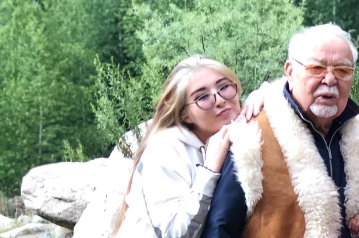 Асанәлі Әшімовтің 26 жастағы қызы жантебірентерлік жазба жариялады