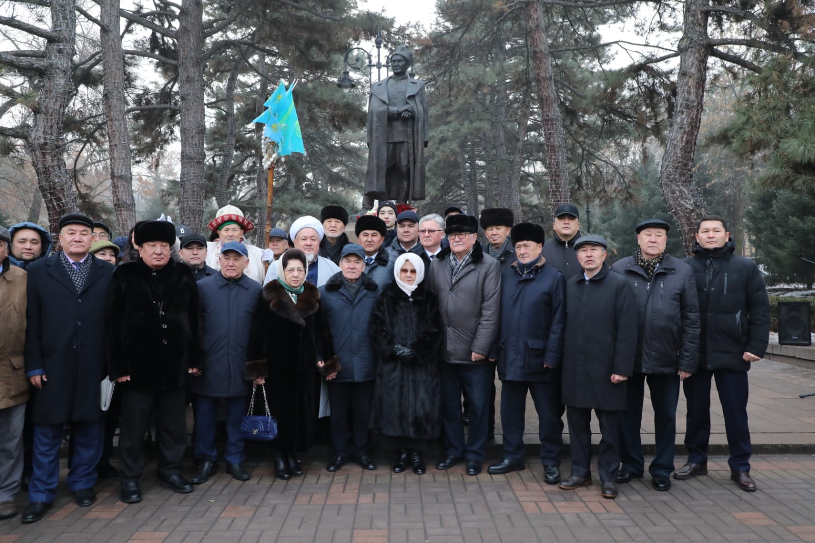 Алматыда Халық Қаһарманы Бауыржан Момышұлы ескерткішіне гүл шоқтары қойылды